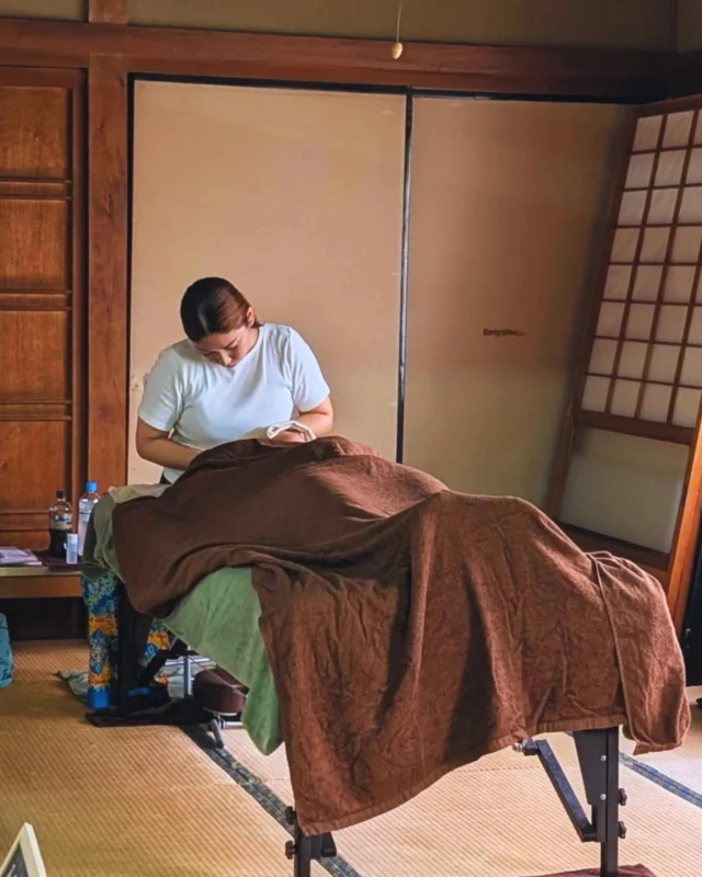 3周年イベントが無事に終了しました🙋

10/6に開催した3周年イベント「村まるごと健康ランド」が無事に終わりました。
当日の朝は、土砂降りでやばいな～と思っていたのですが、昼からは何とか持ち直して過ごしやすい気候でした。

足元が悪い中、30人を越えるお客様に楽しんでいただき良かったです♨️
来ていただいた皆さん本当にありがとうございました😄

そして、イベントに協力してくださった出店者の皆さんもありがとうございます。

今回のイベントで見えたモノがたくさんあり、やろうとしていることは間違いではないなと思いました。

サウナを楽しんで、美味しいご飯食べて、マッサージに行く。公民館から出てくる皆さんの顔がホワホワしていて、やっぱりこれだよな～としみじみ思っていました💆

あと集落の方もマッサージだけ受けてもらったり、地域と観光が混ざる場所ってこうい事なのかなとイメージしてワクワクしていました。

大好評だったので、またいつかどこかのタイミングでやっていきたいと思っています！！ありがとうございました🙌

〈今回、ご協力いただいた皆さん〉

・漢方ワークショップ　蒸養堂のみなさん
・マッサージ　honobono、majakka、tekuteku
・美味しいご飯　黒部とうふthisway のしほさん
・鍼灸　Qitrip 高橋くん
・サウナ塩　丹後絹塩
・サウナボタニカル　舞輪源
・公民館の貸出し　大路集落の皆さん

ご協力ありがとうございます🙇