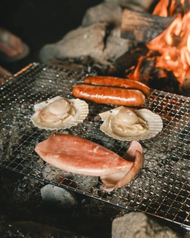 秋といえば食欲の秋🌾

こんばんは。きりです！
丹後はここ数日でぐっと冷え込み始めました。
まだ、灯油ストーブはつけていませんが直に必要になってきそうです🔥

冷え込みと同時に、丹後の食も美味しい時期がやってきますよ！！
蒸では、丹後の間人漁港で取れたイカ丸ごとや、宮津のお肉屋さんに作ってもらってるソーセージなど、施設に併設した囲炉裏で焼いて食べることができます🙌
サウナの隙間時間で薪で炙って食べてみてください！

また、新米を薪で炊く釜飯ご飯のプランもございます！
薪で炊いた新米のご飯と、お肉やお魚など持ち込んで焼いて食べていただくもできます😊

ご予約はプロフィールから！
ご予約お待ちしております♨️

#アウトドアサウナ
#京都サウナ
#プライベートサウナ
#貸切サウナ
#川サウナ
#丹後旅行