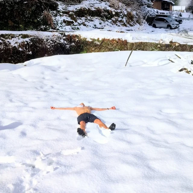 冬の蒸の見どころ♨️

遅くなりましたが、明けましておめでとうございます！
2026年もよろしくお願いします。

年始にたくさんの雪が降り、集落もすっかり冬の景色になりました。冬シーズンは雪ダイブやキンキンの川もですが、寒くなった体を温めるドラム缶風呂、囲炉裏などの温もりの有難さを感じる瞬間がたくさんあります🔥

グリーンシーズンも外でぽかぽか楽しいですが、このシーズンだからこそ楽しめる体験もありますよ！

1/10.11.12もまだ空きがあります！
ご予約はプロフィールから🛖

#アウトドアサウナ
#京都サウナ
#プライベートサウナ
#貸切サウナ
#川サウナ