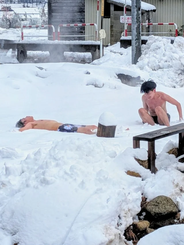 ＼3月の予約開放しました♨️／

皆さんこんにちは。蒸のキリです。

集落は雪がやんだり降ったり、晴れたり曇ったり。
天気が変わりやすいのが丹後の気候ですが、どんより曇から晴れ間が見えると太陽の有難みがすごく分かります。

普段あるもの手放したりない状態にいることで、それの有難みがわかるのかとしれないですね🙂

寒い環境があるから温かさが身に染みたり、街から自然にいくからそれぞれの良さがわかる。
そんなことをふと思った日でした。

蒸のサウナも自然が豊かで、詰まりそうな気持ちを解放するには最適な場所だと思います。
特に冬は空気が澄んでいて気持ちがいいので一度遊びにお越しください♨️