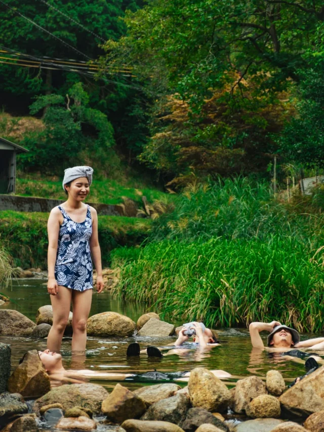 これが集落の「水風呂」

サウナで芯まで温まったら、そのまま目の前の小川へ。

 人工的に冷やされた水とは違う、
磯砂山から流れ出た、
柔らかくて、キリッと冷たい天然の水

冷たさに思わず声が出たり、 
川の流れに身を任せて空を見上げたりする時間が格別です

僕らの施設は難しい作法も、気取る必要もありません

施設を利用する人たちが自然やサウナで癒されて、
まるで子どものような顔に戻っていく光景をいつも見て、
いい場所をつけれたなと思ってます

なにか懐かしくて、帰ってきたな。と思いたくなる、 
飾らない休日を過ごしに来てください

―
ご予約・空室確認は プロフィールのリンクから📝

#蒸五箇サウナ
#京丹後
#田舎の風景 
#貸切サウナ 然